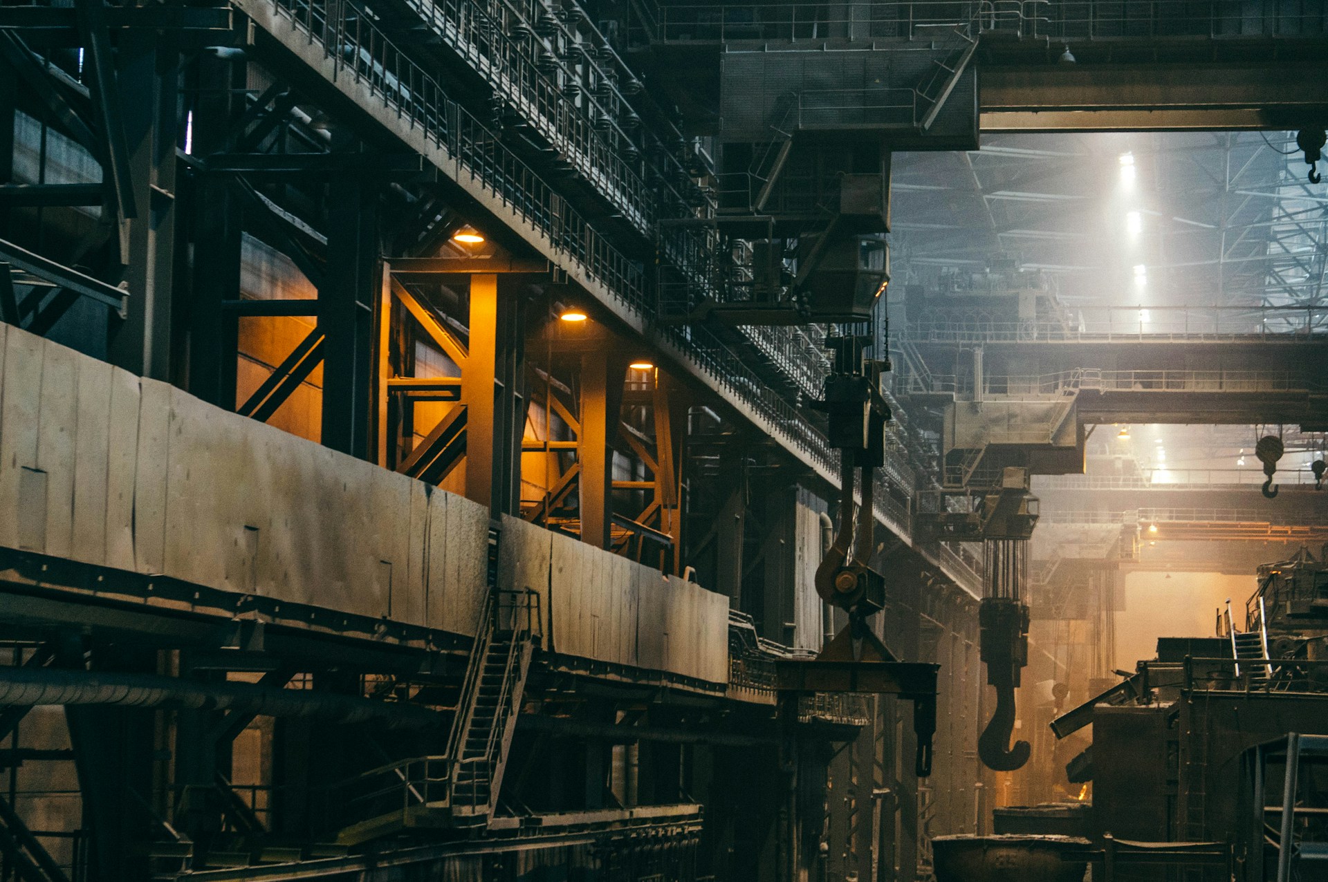 Industrihall med stålkonstruktioner och traverser