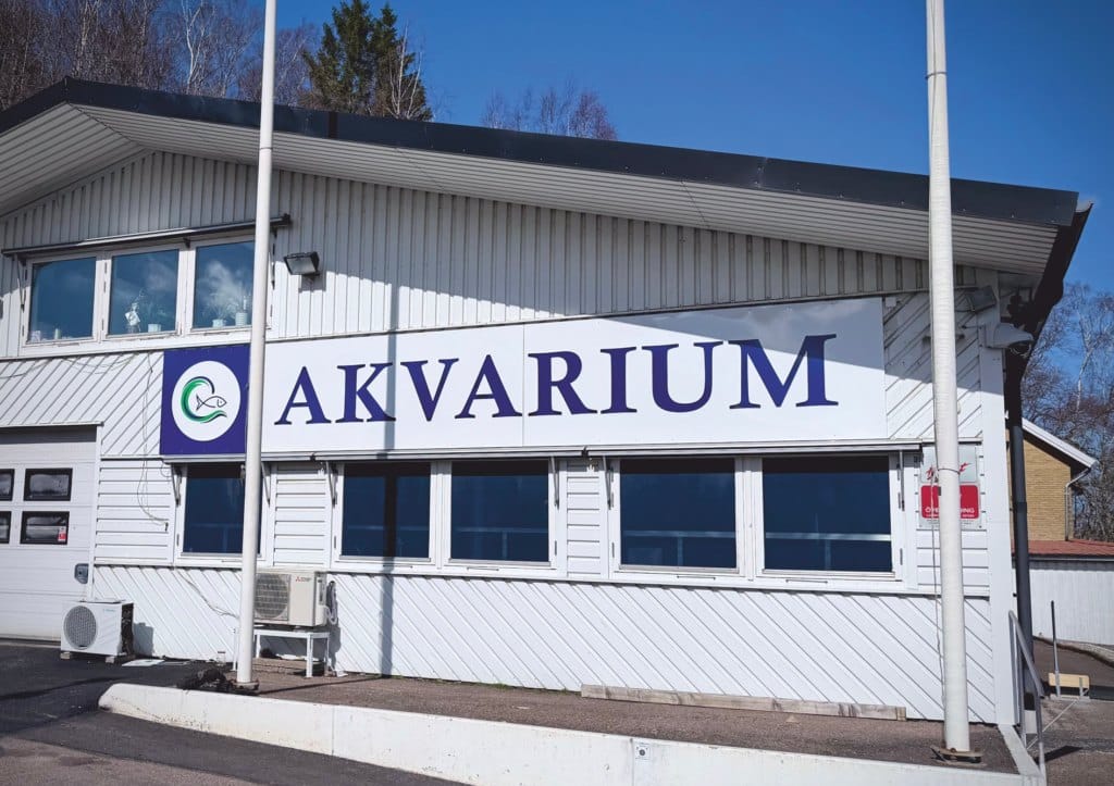 Kungälvs Akvariums fasad med stor belyst fasadskylt